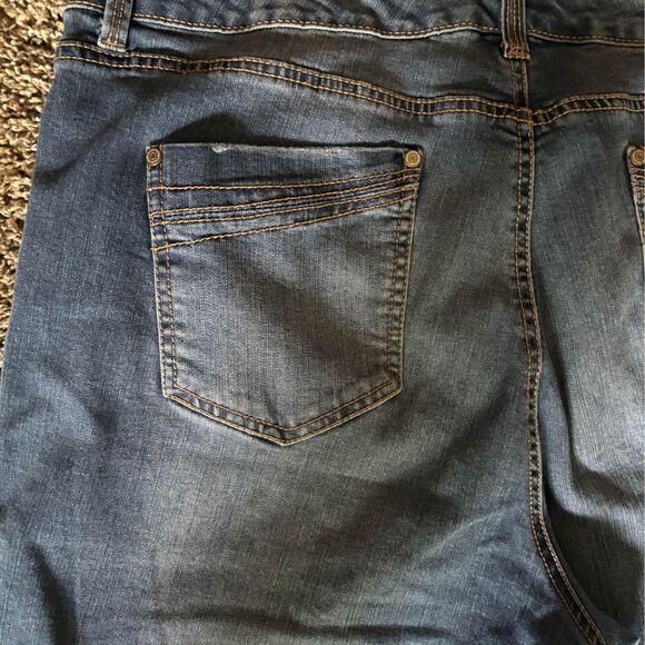 Women’s size 16 Bandolino Riley Bermuda Jean Shorts Denim - Picture 4 of 5